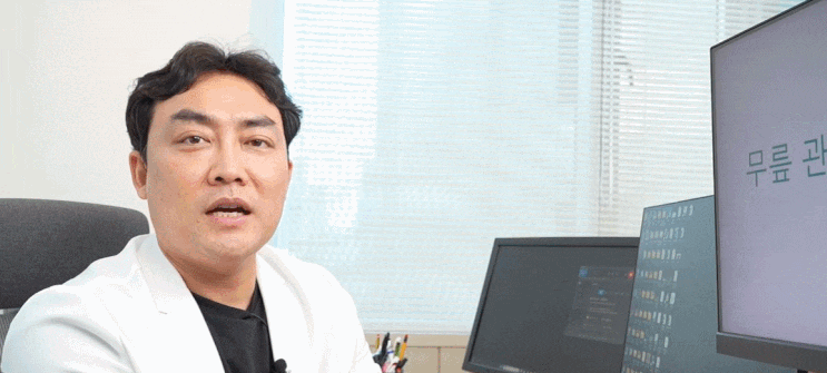 흰 가운을 입은 새론의원 주용민 원장이 줄기세포 얼굴주사에 대해 설명하는 영상 장면