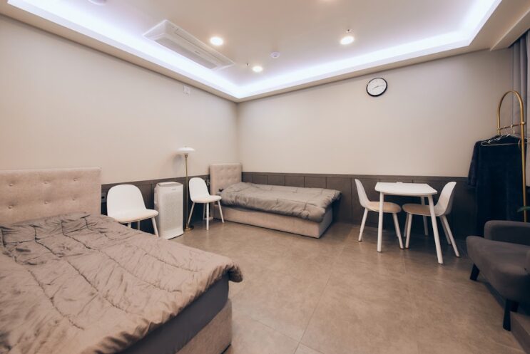 The hotel-like, restful IV therapy room at Saeron Clinic with beds and an air purifier