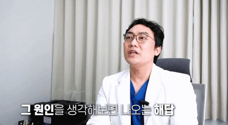 Dr. Joo Yong-min explaining the criteria for choosing an IV drip in the treatment room