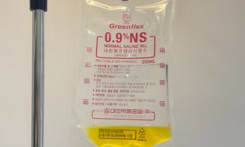진료실에 준비된 수액백 클로즈업
