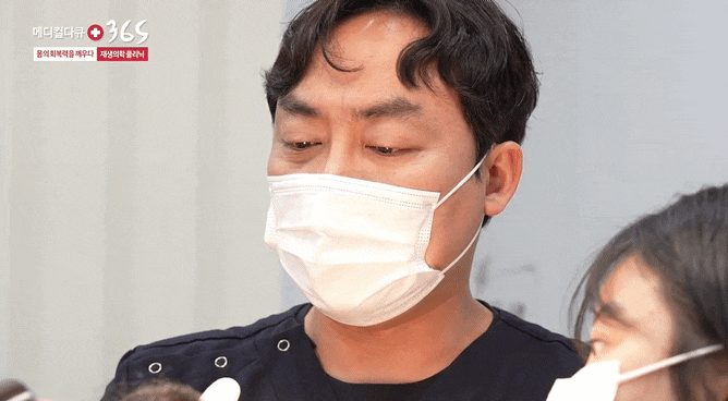 Dr. Joo Yong-min performing a scalp regeneration procedure