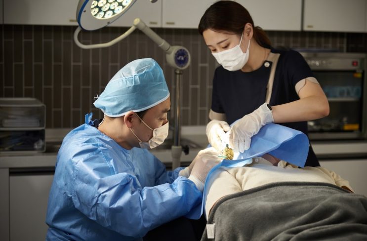Medical staff performing a scalp procedure in the treatment room at Saeron Clinic