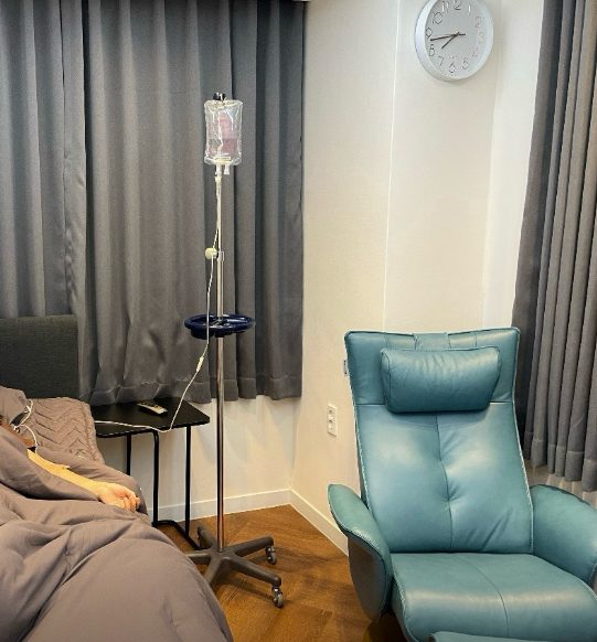 새론의원 수액실에 준비된 리클라이너와 수액 거치대