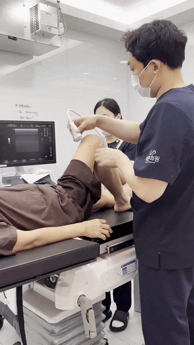 Dr. Joo Yong-min checking a patient's knee condition in real time with ultrasound