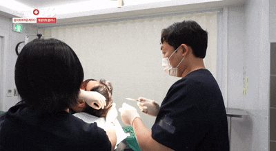 의료진이 환자의 두피에 PRP 주사를 시술하는 장면