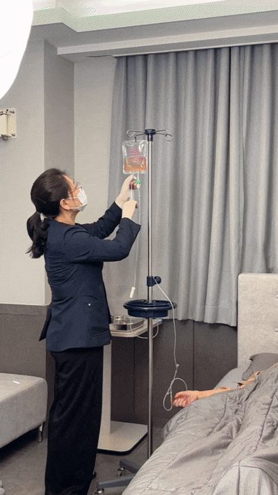병실에서 의료진이 정맥 투여용 자가 혈소판 제제를 준비하는 장면