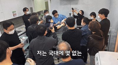 주용민 원장이 여러 의료진 앞에서 재생의료 시술 과정을 시연하는 모습