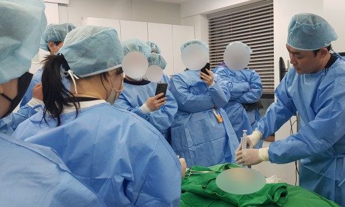 주용민 원장이 의료진 참관 아래 줄기세포 시술 과정을 시연하는 장면