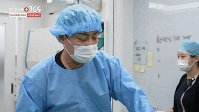 Dr. Joo Yong-min preparing an autologous stem-cell procedure in the treatment room at Saeron Clinic