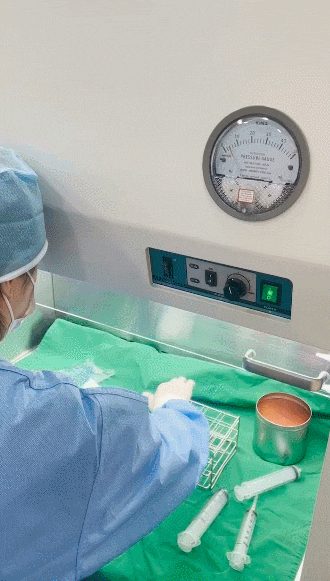 시술실에서 수술복을 입은 의료진이 멸균 기구를 준비하는 장면